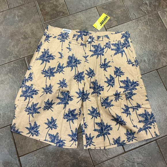 💥3/$30💥 NWT Beige and Blue Palm Print Shorts - Picture 1 of 5